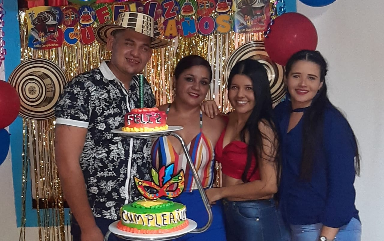 El cumpleañero Sebastián Perdomo acompañado de sus hermanas Luz Edilia Perdomo, Laura Camila Perdomo y Derly Tatiana Perdomo